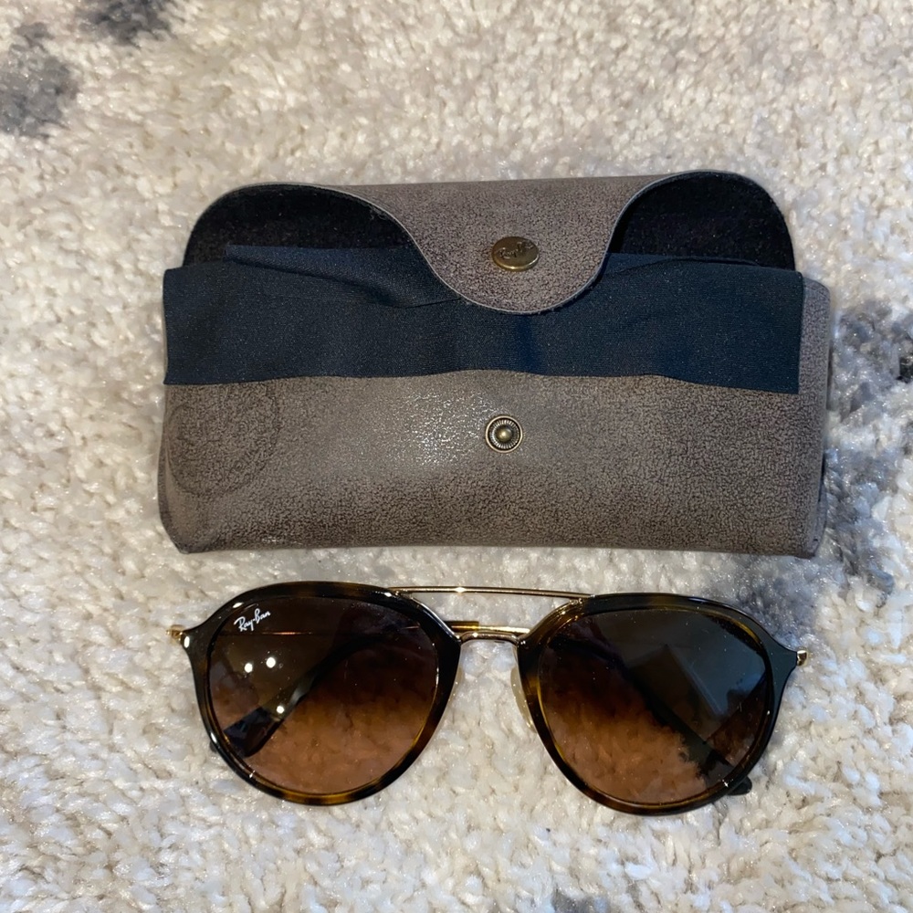 Cute raybans !!!